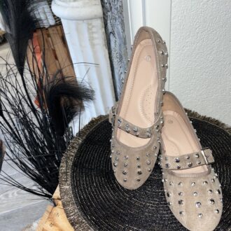 Ballerines cloutées beiges, avec fermeture boucle
