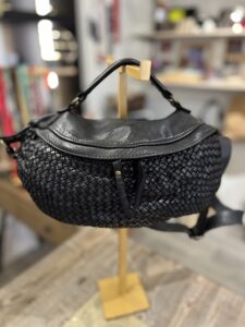 Sac banane en cuir tressé noir pour femme, élégant et pratique