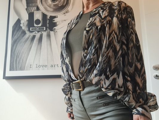 Blouse ample en voile irisée à manches bouffantes