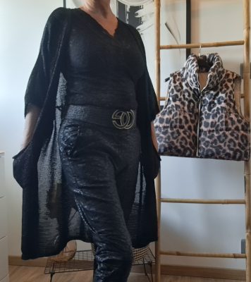 Gilet long maille irisée, deux poches, sans boutonnage.