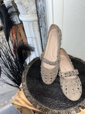 Ballerines cloutées beiges, avec fermeture boucle